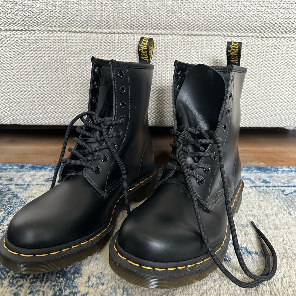 Dr Martens 1460 Women’s Smooth Leather Lace Up Boots.